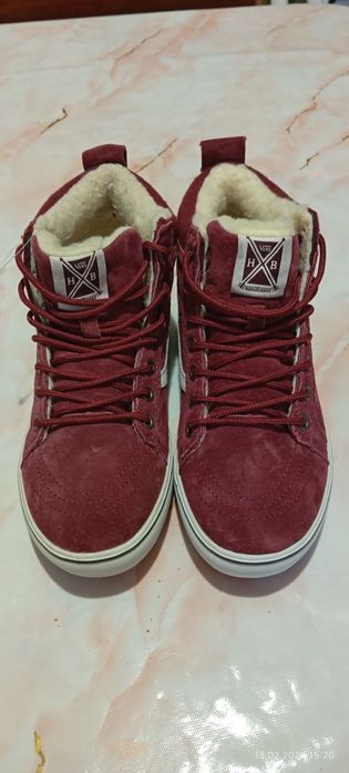 Кеды Vans утеплённые.