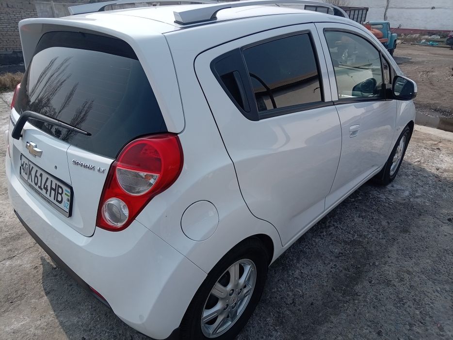 Продаю машину спарк автомат