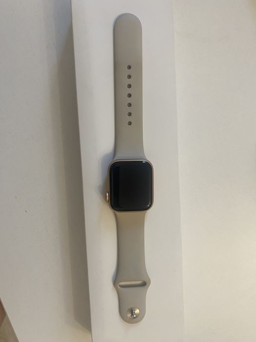 Продам часы Apple Se