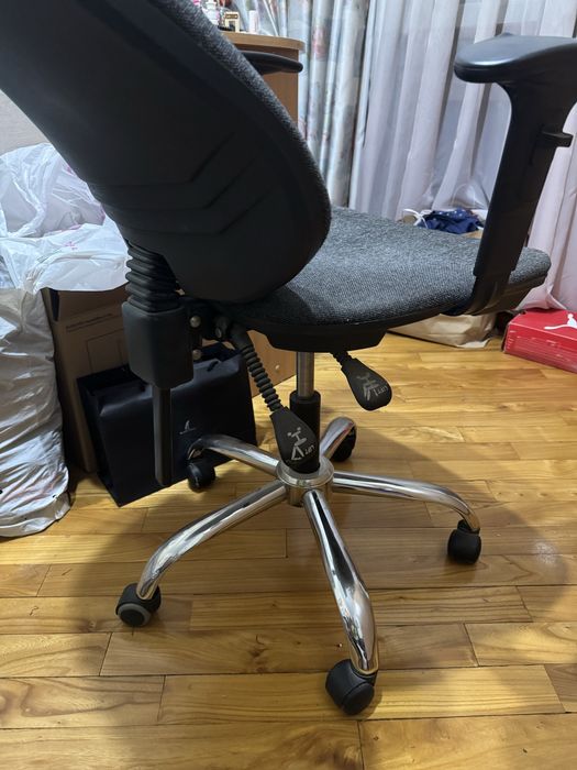 Компьютерное черное кресло