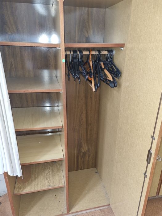 Продавам мебели-шкафове ,бюра,маси,дивани,фотьойли,табуретки и др.