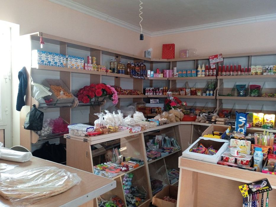 Еки этажлы усти 5 ханалы уй асты магазин имараты сатылады.