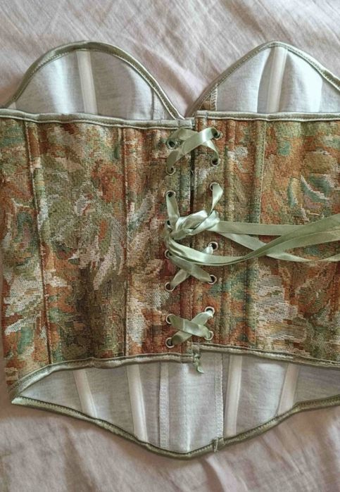 Красив корсет с връзки