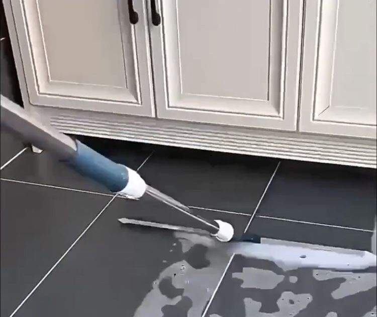 Метла с разтегателна силиконова шпатула и уред за почистване на стъкла