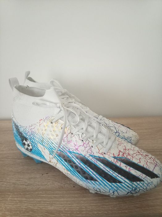 Adidasi de fotbal iarba