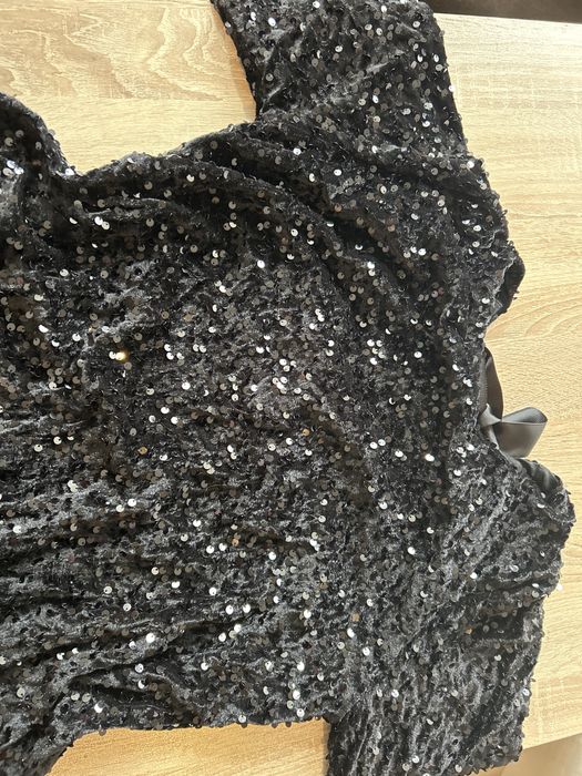 Италианска рокля с черни пайети навсякъде по нея