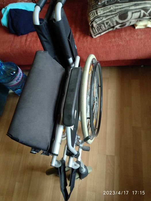 ПРОДАВАМ  колички за придвижване,тоалетен стол