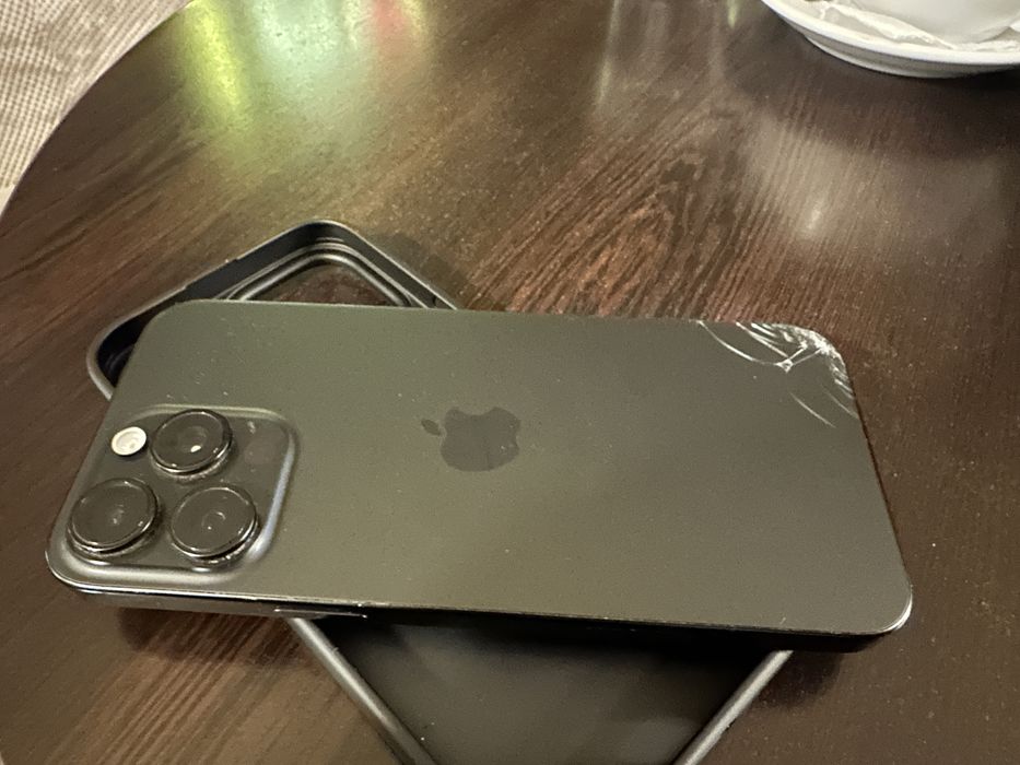 Iphone 16Pro Max in garantie/bateria100/la cutie.Spatele usor fisurat!