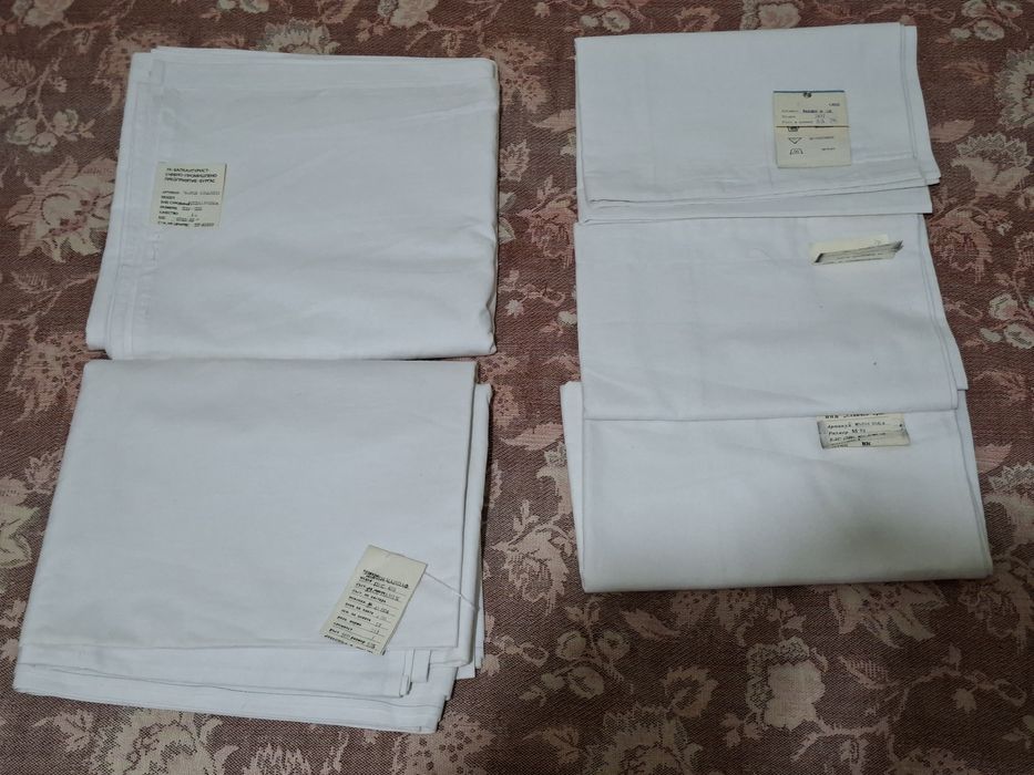 2 бели памучни чаршафи и 3 бели калъфки