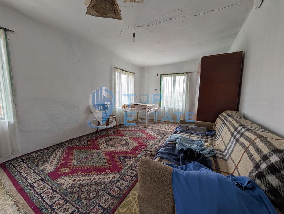 Едноетажна къща с вътрешна баня и кладенец в село Джулюница