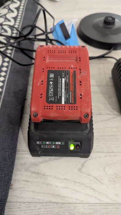 Продам зарядное устройство и батарейку