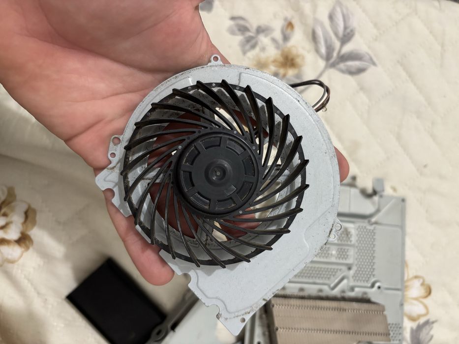 Ps4 Slim на части или цял разглобен