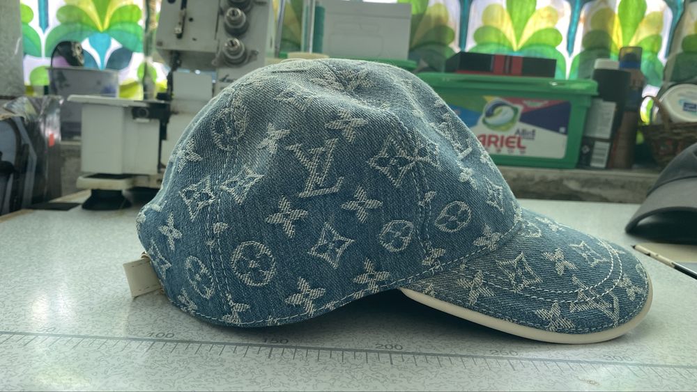 Шапка с козирка Louis Vuitton