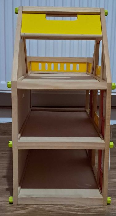 casa de papusi din lemn si plastic cu papusi si mobila