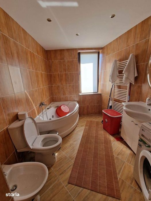 De inchiriat apartament cu 3 camere, decomandat, 2 bai si balcon