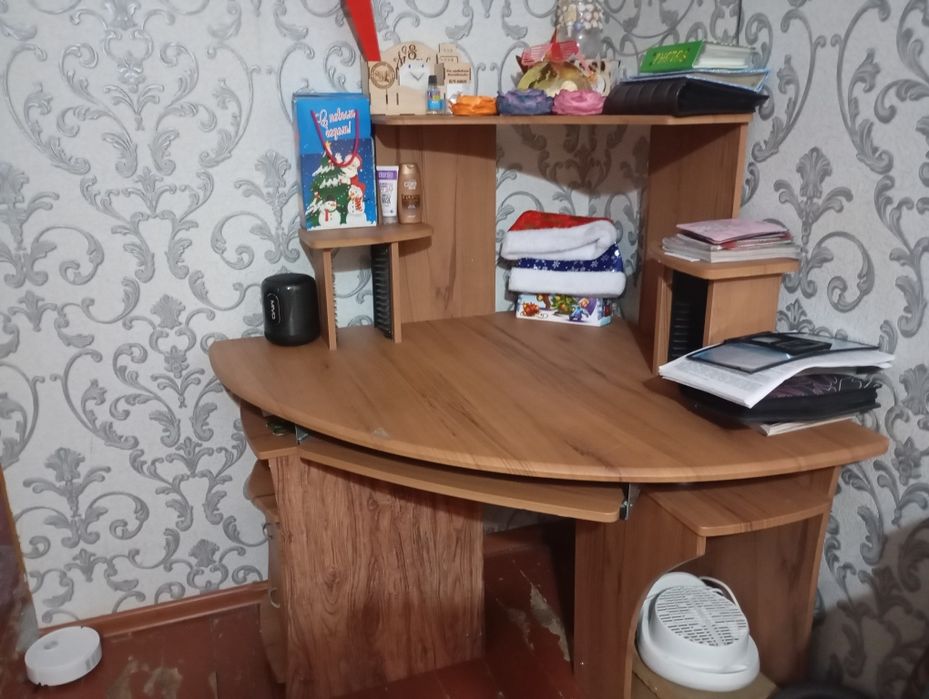 Продам компьютерный стол
