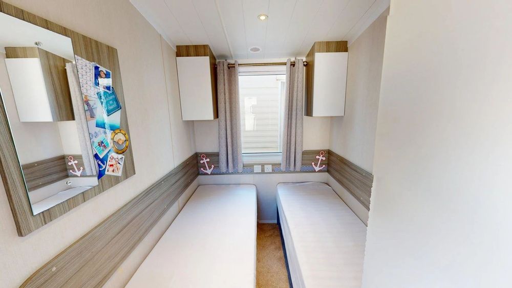 Alta Casă mobilă Swift Soleil nr. 099 | Tâmplărie PVC și încălzire centrală cu calorifere | 9 x 3 m | 2 dormitoare și 1 baie