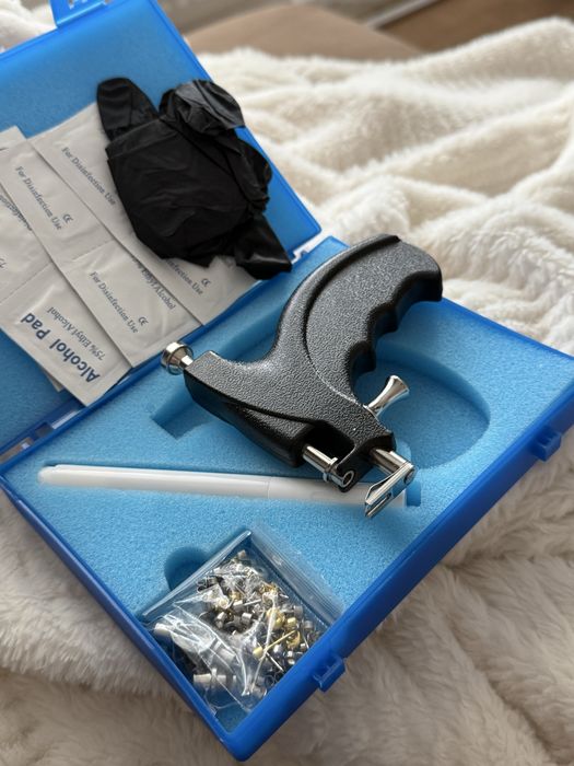 Pistol de dat gauri in urechi si nas,Include 36 de cercei cu diamante