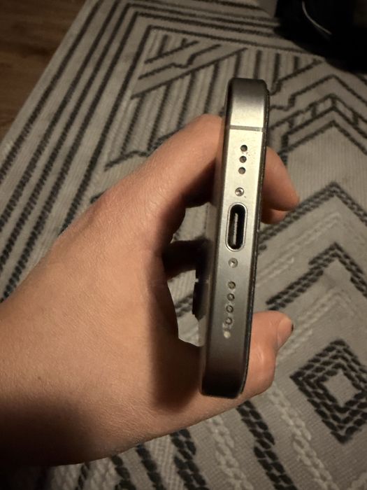 Продавам Iphone 15 pro 256gb