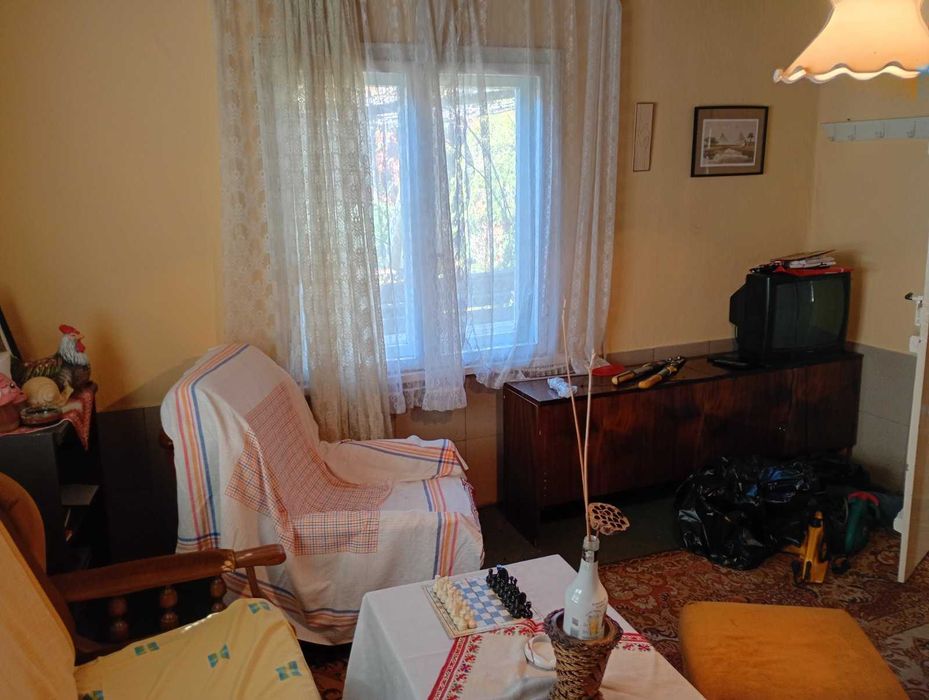 Къща с голям двор – тиха локация в екологичен регион, ток/вода, подходяща за целогодишно живеене