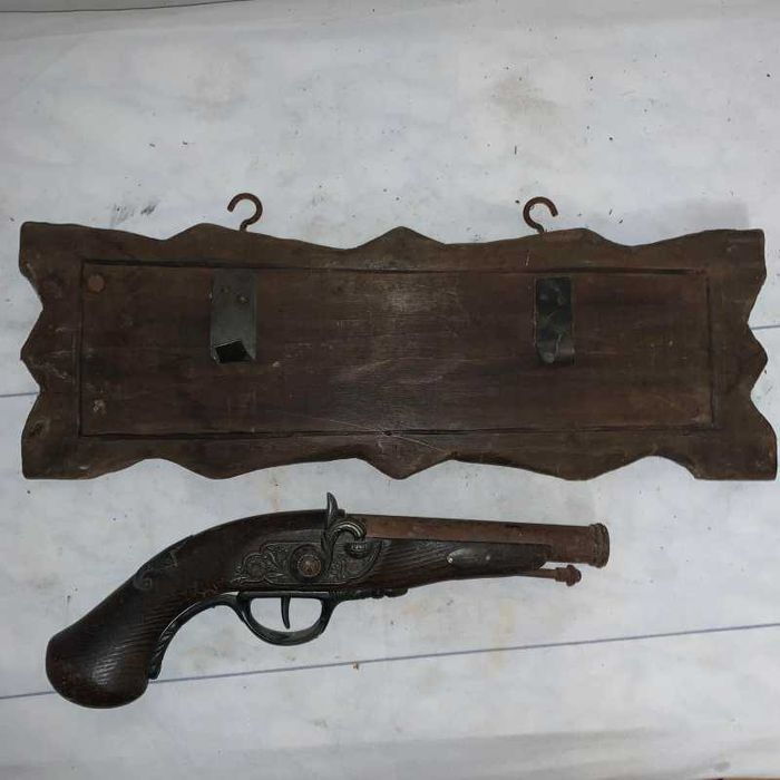 Panoplie pistol pe suport de lemn