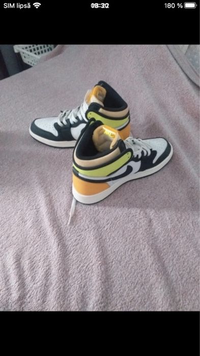 Air Jordan 1 retro high og  volt gold ,marimea 39