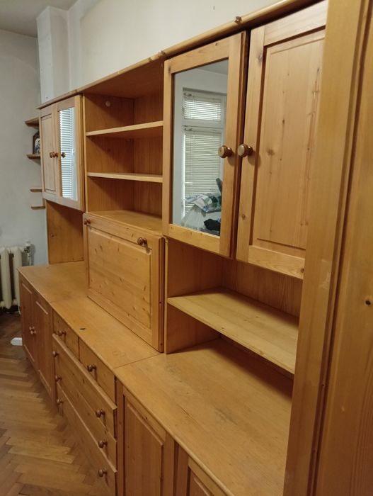 Легла и секция от масивно дърво. Продават се и на отделни модули.