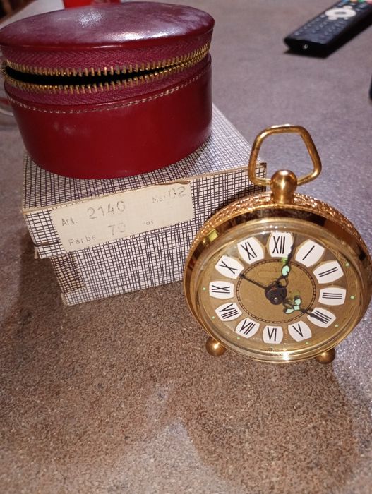 Ceas  însoțit de o cutie