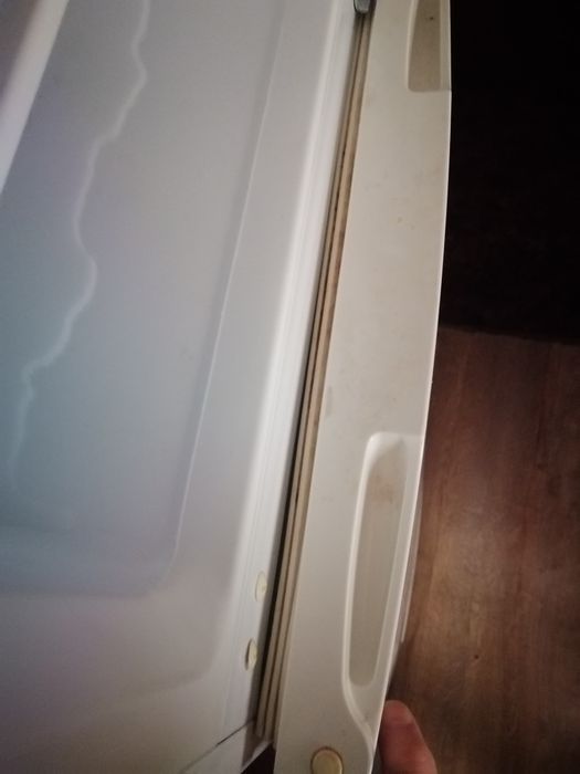 Vând frigider Albastros folosit