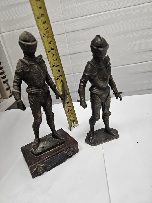 Soldați medievali de metal; statuete