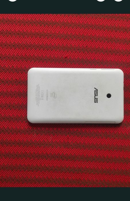 Tabletă ASUS, cu slot pentru Micro SD card și slot pentru SIM. Nu a mai fost folosită de mult timp, nu pornește, cine se pricepe o face funcționala