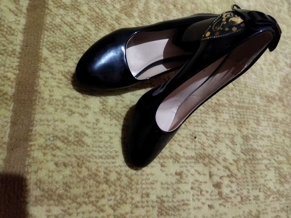 Ayollar uchun oyoq kiyim