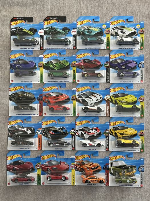 Machete/Masinute Hot Wheels scara 1:64