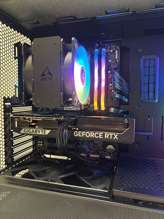 Геймърски компютър AMD Ryzen 7 7800X3D, RTX 5070 12GB, 32GB ram DDR5