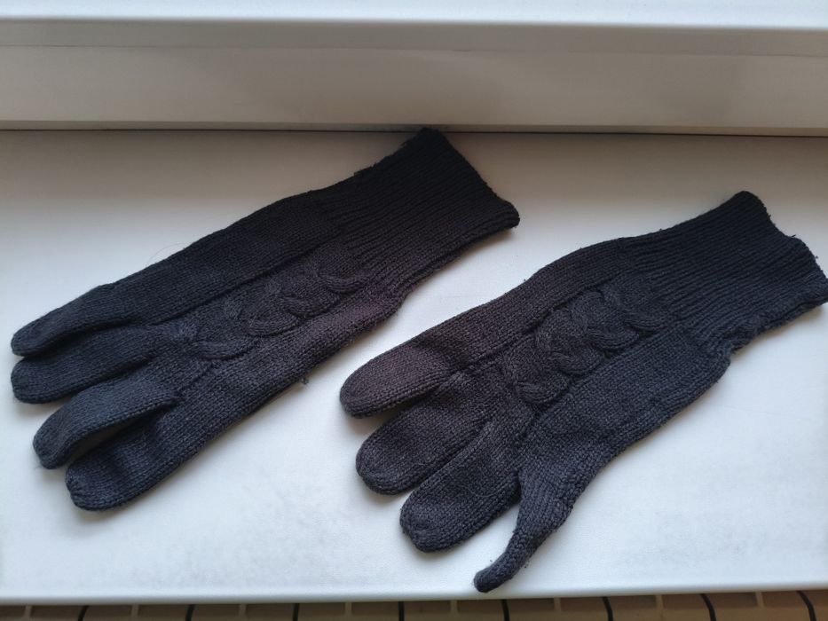 Серые вязаные перчатки