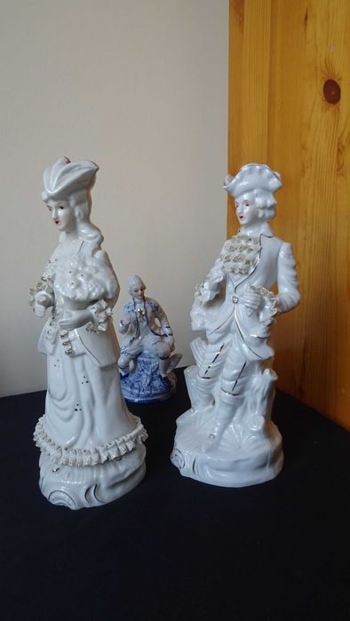 Много големи порцеланови фигури във Викториянски стил, с дантела.