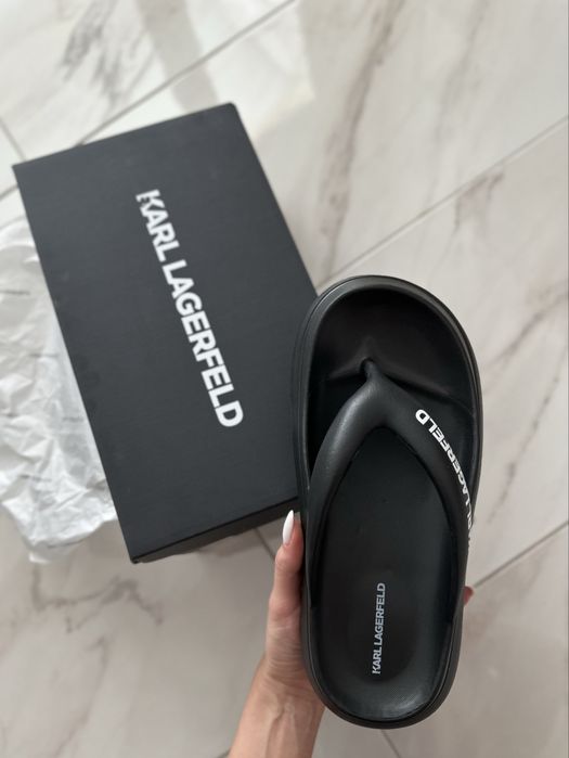 Джапанки Karl Lagerfeld SKOONA II в черно с платформа KL85025