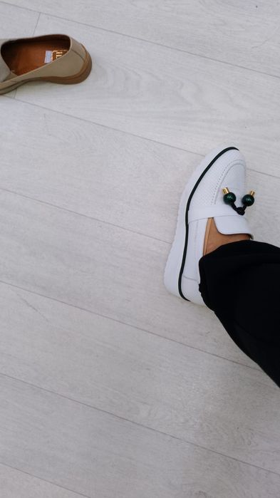 Фирменные кроссовки