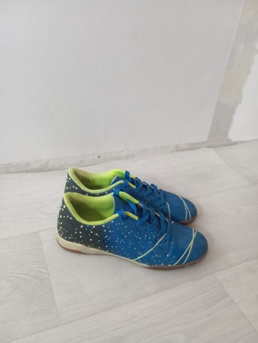 Продам футзалки.