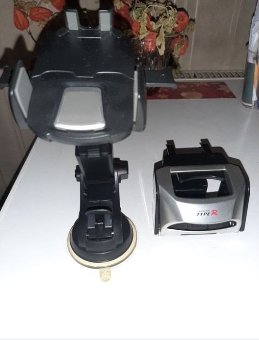 Поставка за телефон и чаша в кола