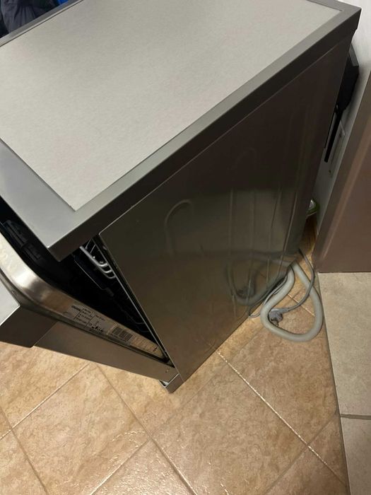 Продавам свободностояща миялна машина Grundig GSF41821X в гаранция