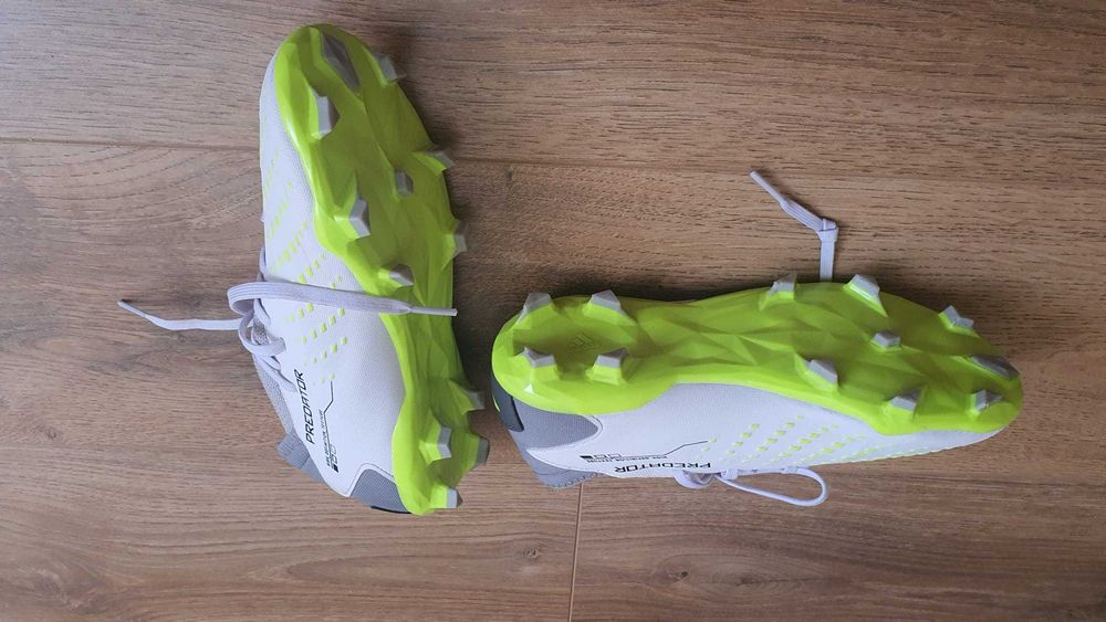 Vând ghete fotbal Adidas Predator Accuracy.3 FG, mărimea 38 si 2/3