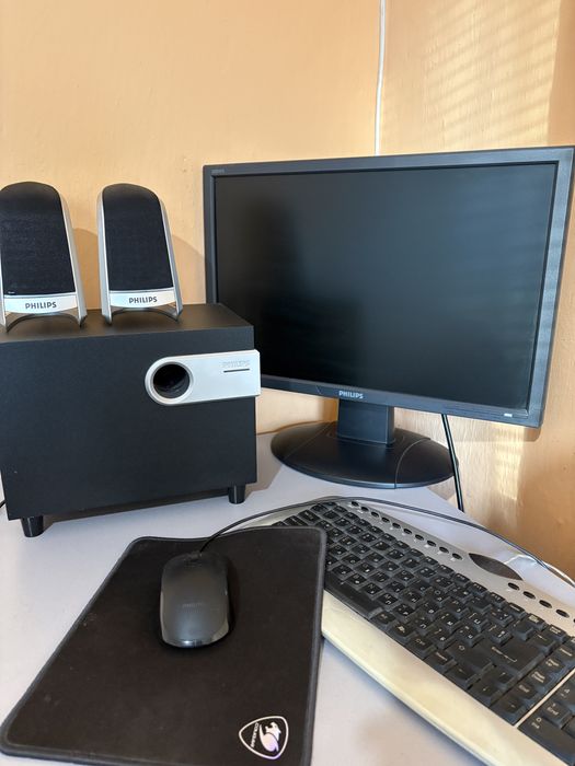 На части или цял. Компютър, буфер, монитор. Corsair CX500, Philips