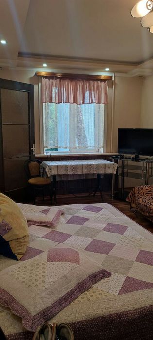 м.Горький (Буюк Ипак Йули) 1в2/3/4.Возле метро.