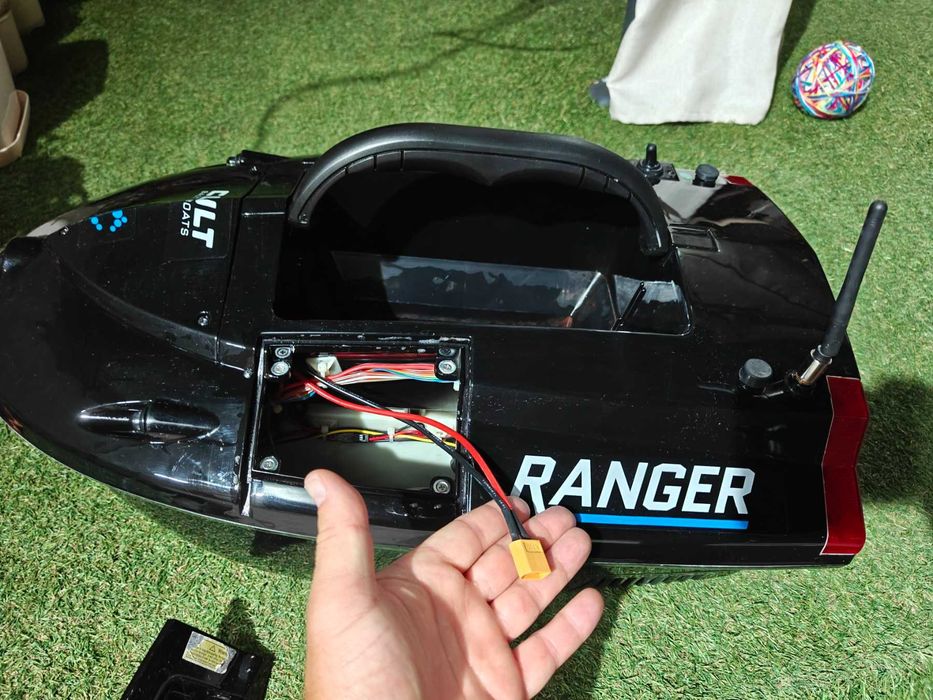 Продавам лодка за захранка Ranger Cult ( Skarp) + 2х Li-on батерии 3S
