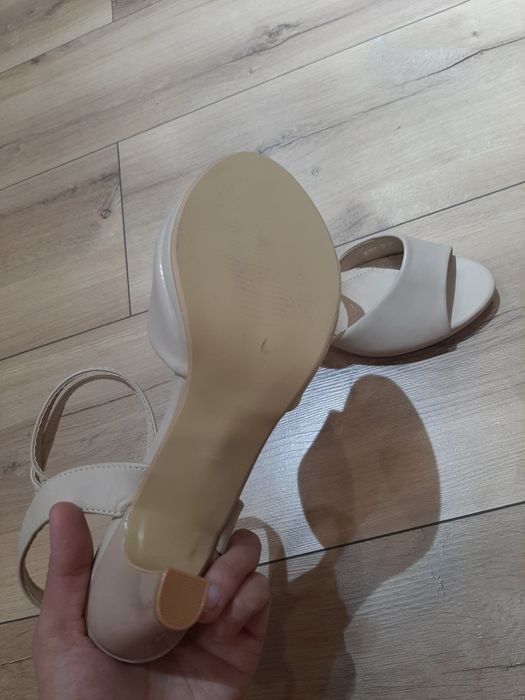 Продам босоножки