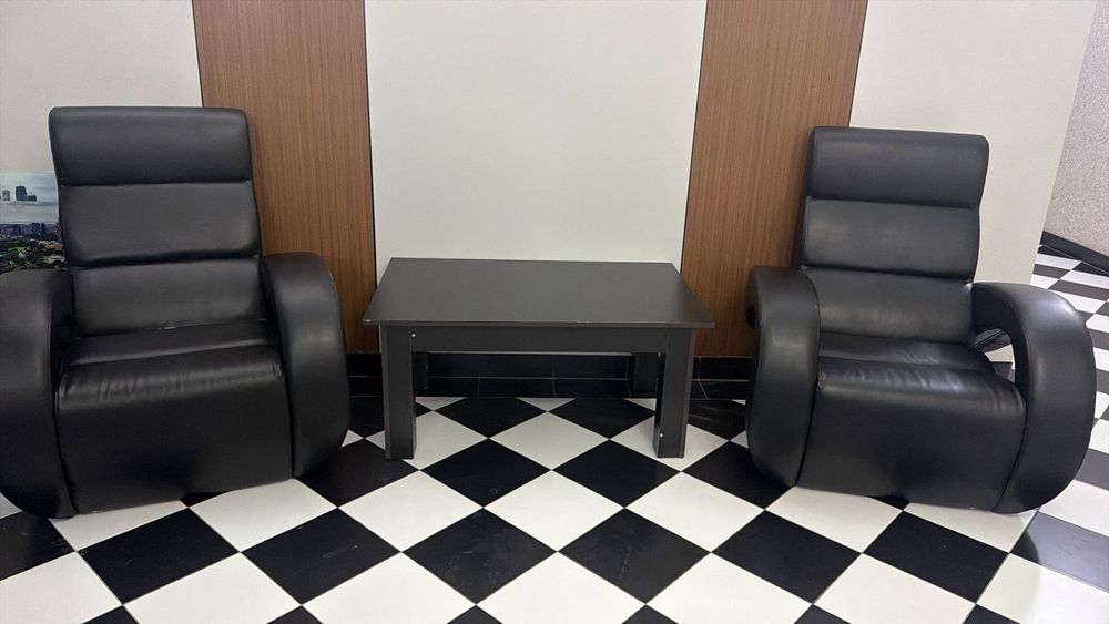 Кожаный диван с 2 креслами