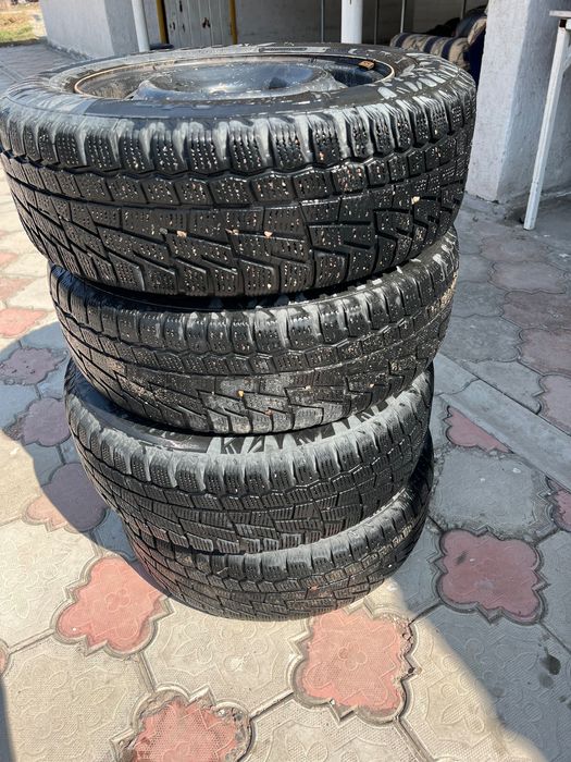 Продам комплект зимних шин вместе с дисками
