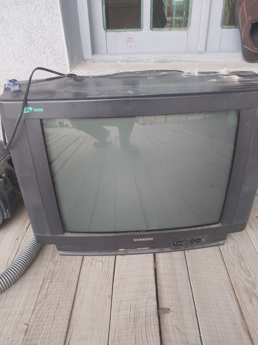 Eski televizorlar va plisos sotiladi