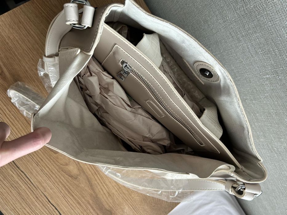 Дамска чанта , нова , средна големина